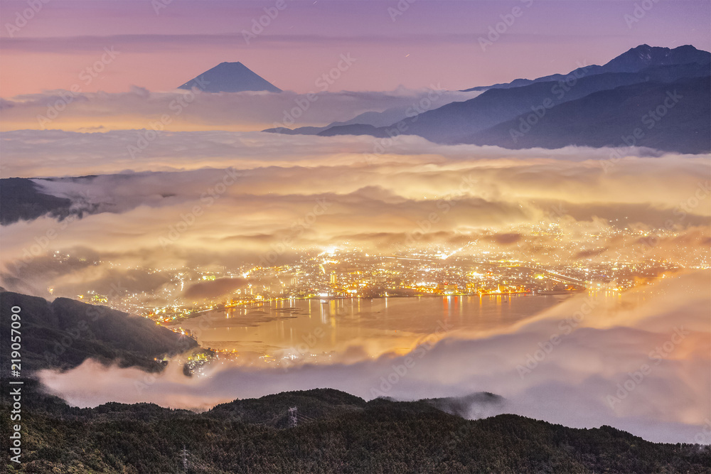 秋天的早晨，富士山的顶峰和水洼湖上空的薄雾之海