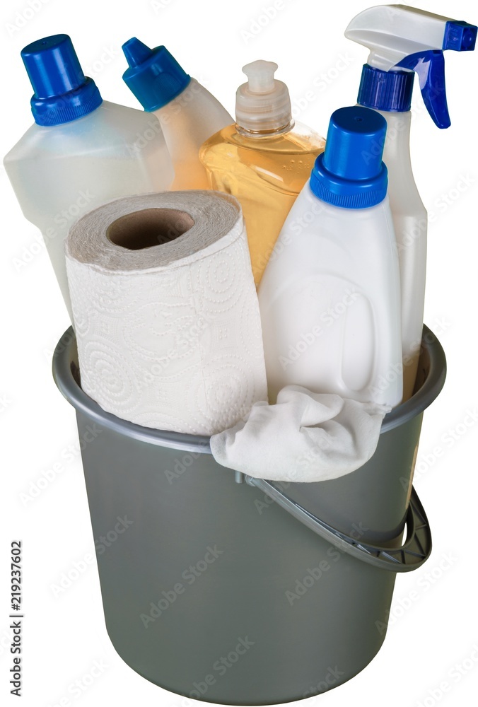 桶中的清洁产品和用品-隔离