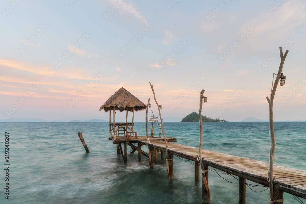 泰国普吉岛的木制码头和小屋。夏季、旅游、度假和度假概念。