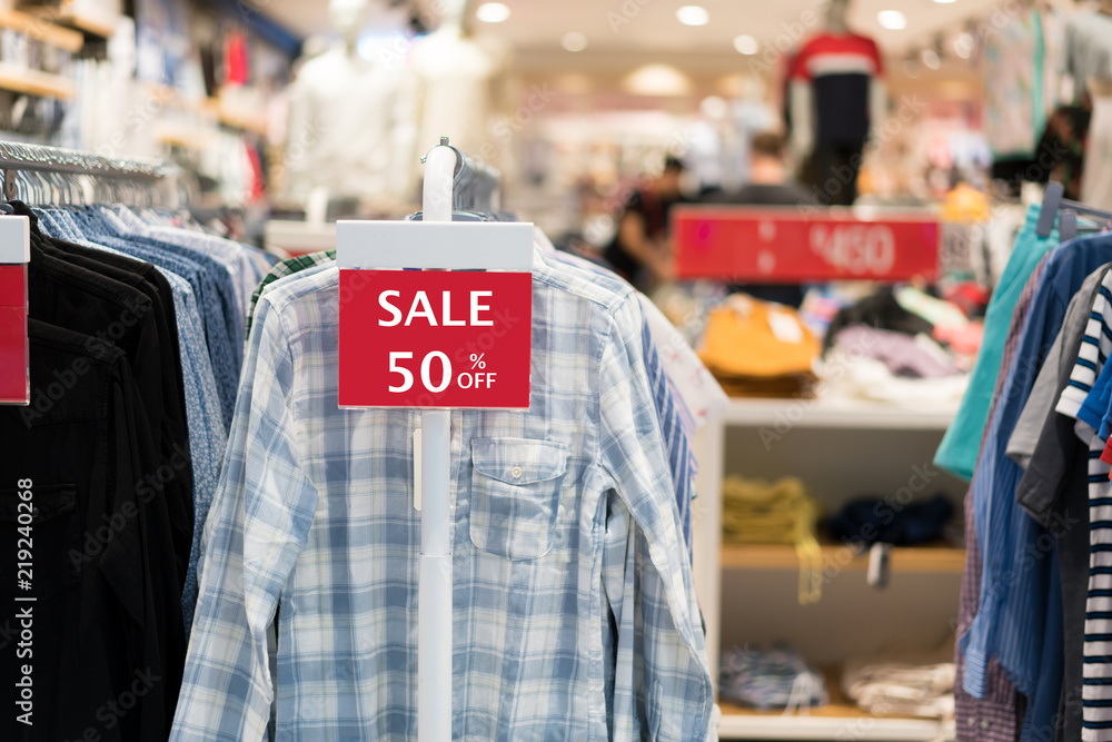 大减价购物季，衬衫店前标签贴纸降价50%，大减价购物季节