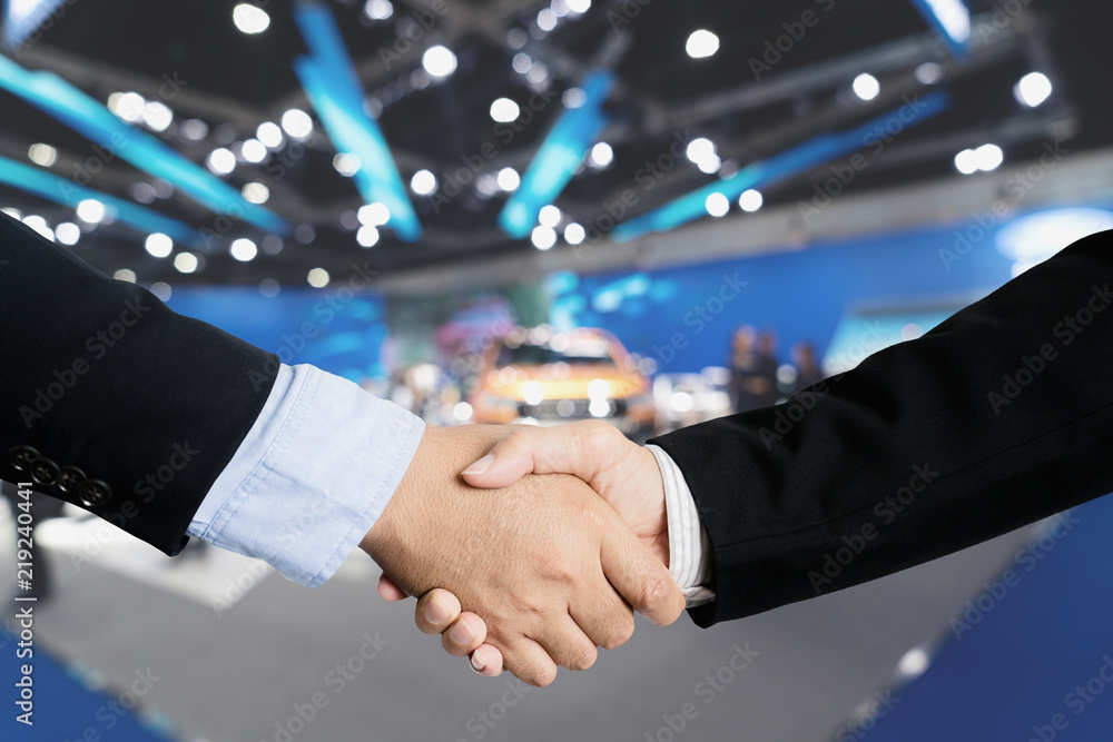 汽车商务、汽车销售、交易、手势和人的概念——车展男性握手特写