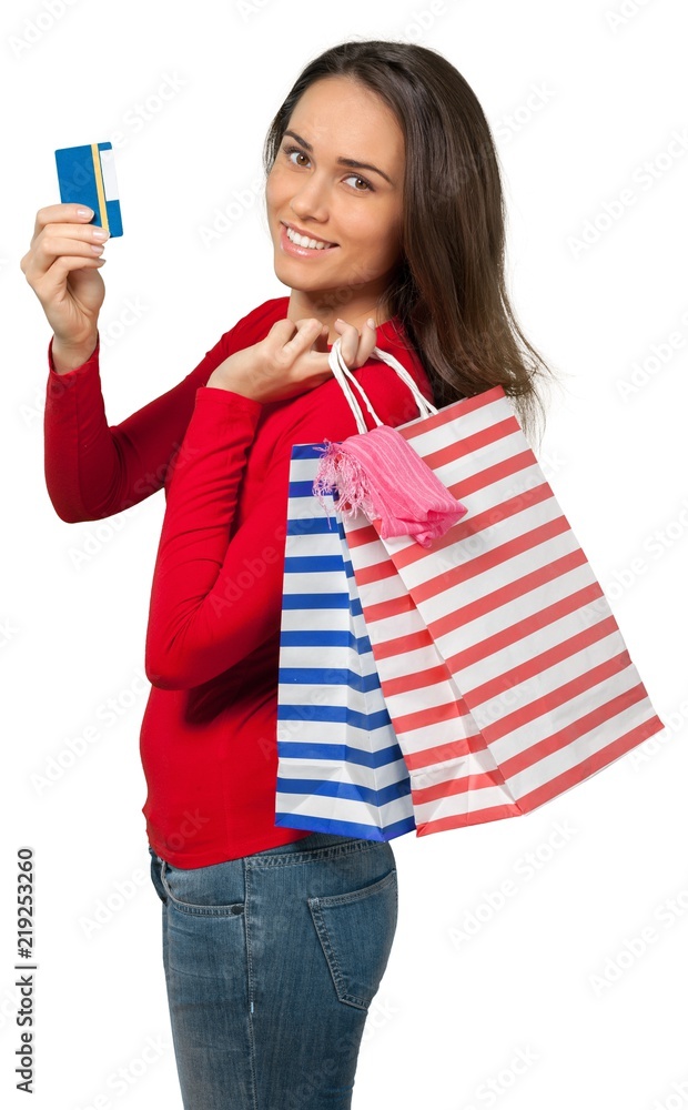 拿着购物袋和信用卡的年轻女子