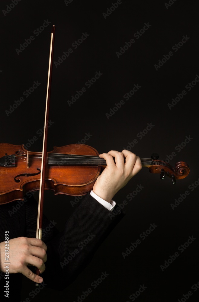 演奏小提琴的手，黑色隔离