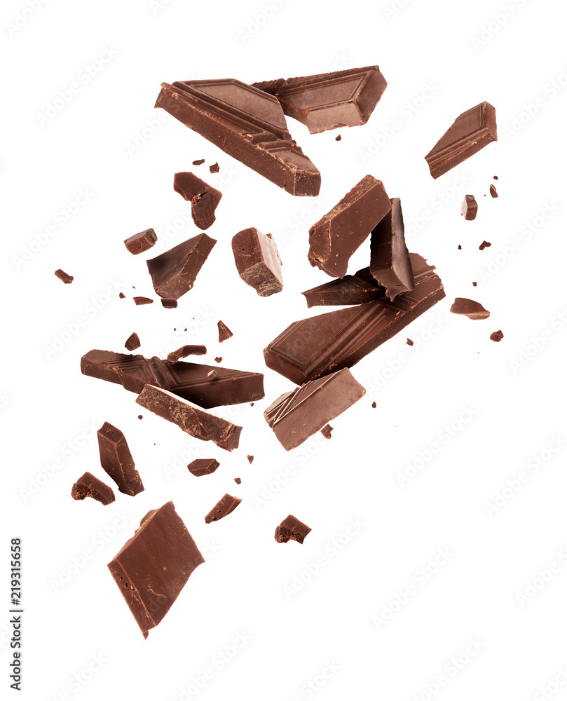 黑巧克力碎片近距离落在白色背景上