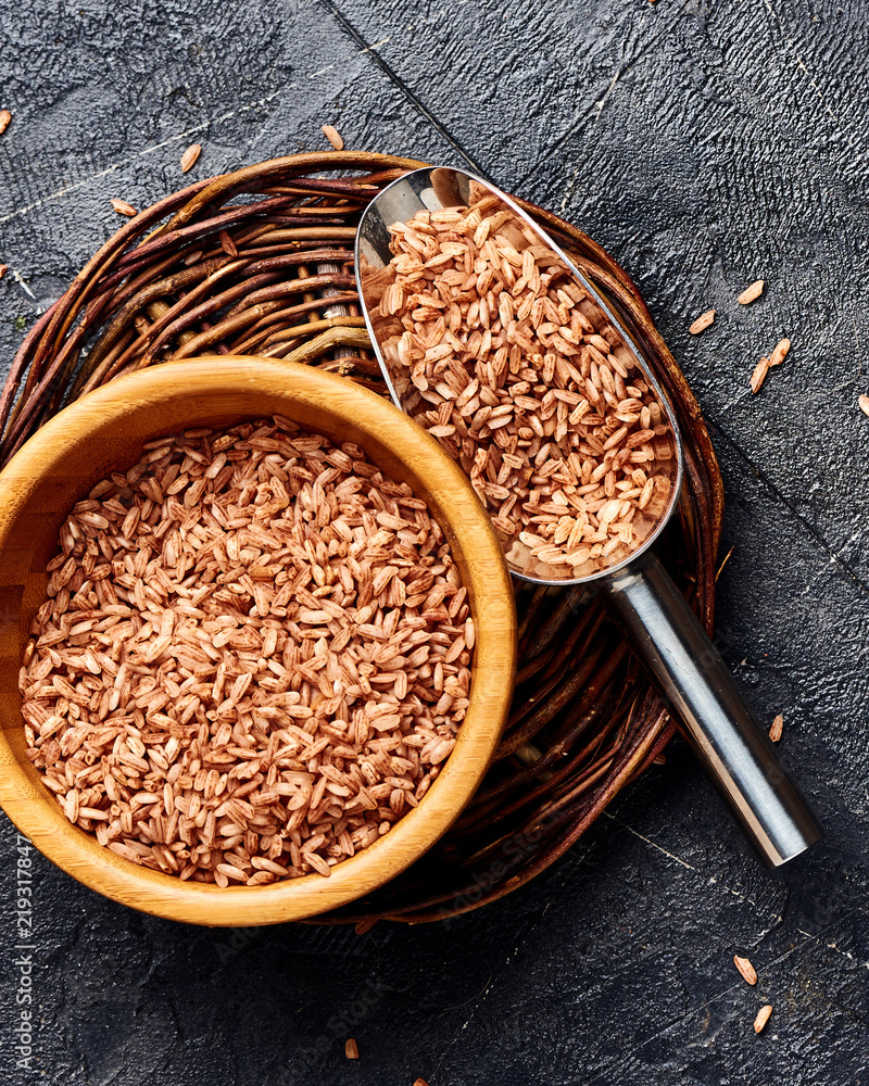 黑底木碗中的野生糙米。谷物俯视图。