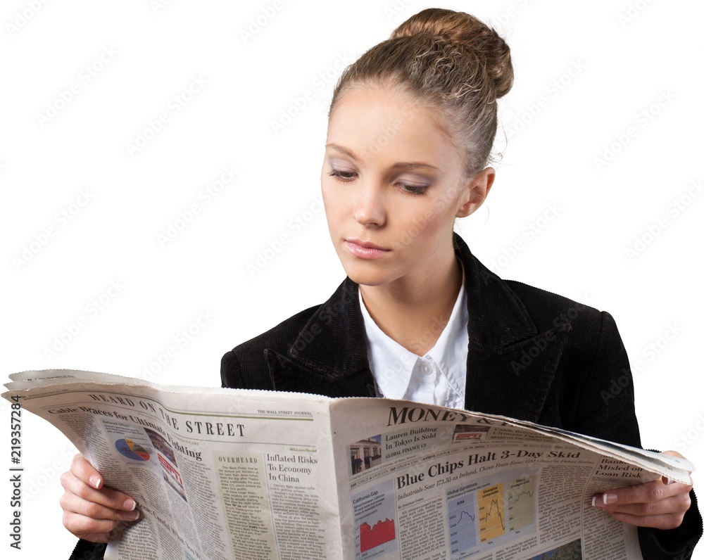 美丽的年轻女商人阅读财经新闻