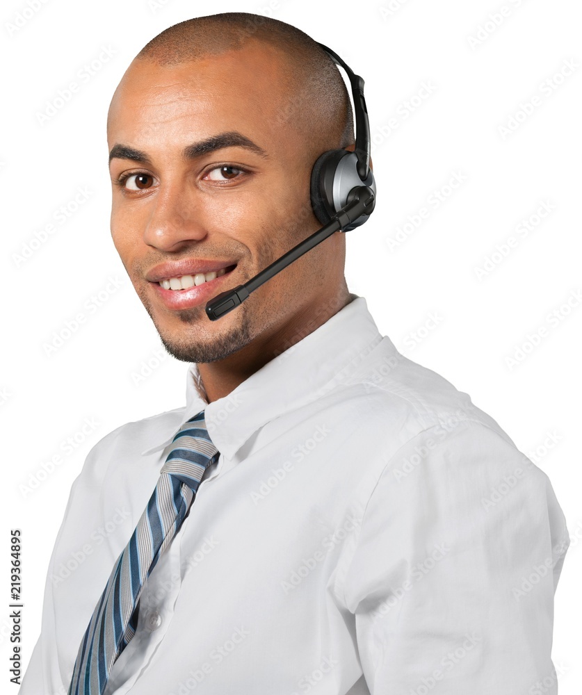 一个戴着耳机的微笑男子作为呼叫中心的肖像