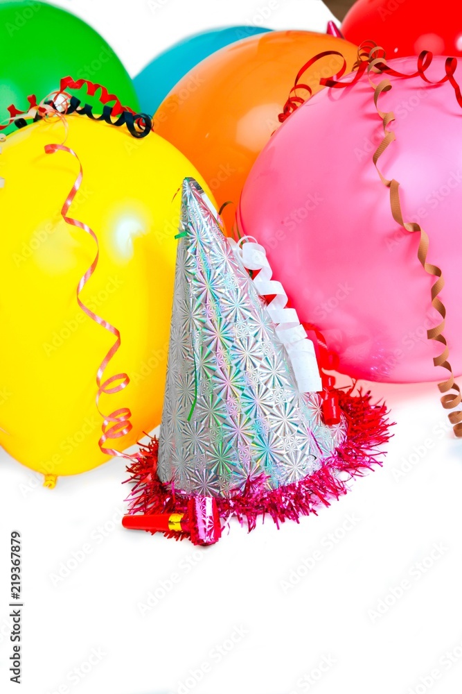 派对喇叭鼓风机、拖缆、生日帽和气球特写