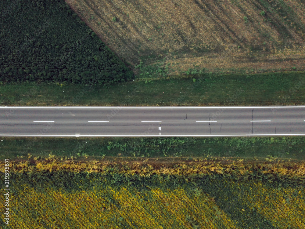 无人机拍摄穿过平原乡村景观的空旷道路