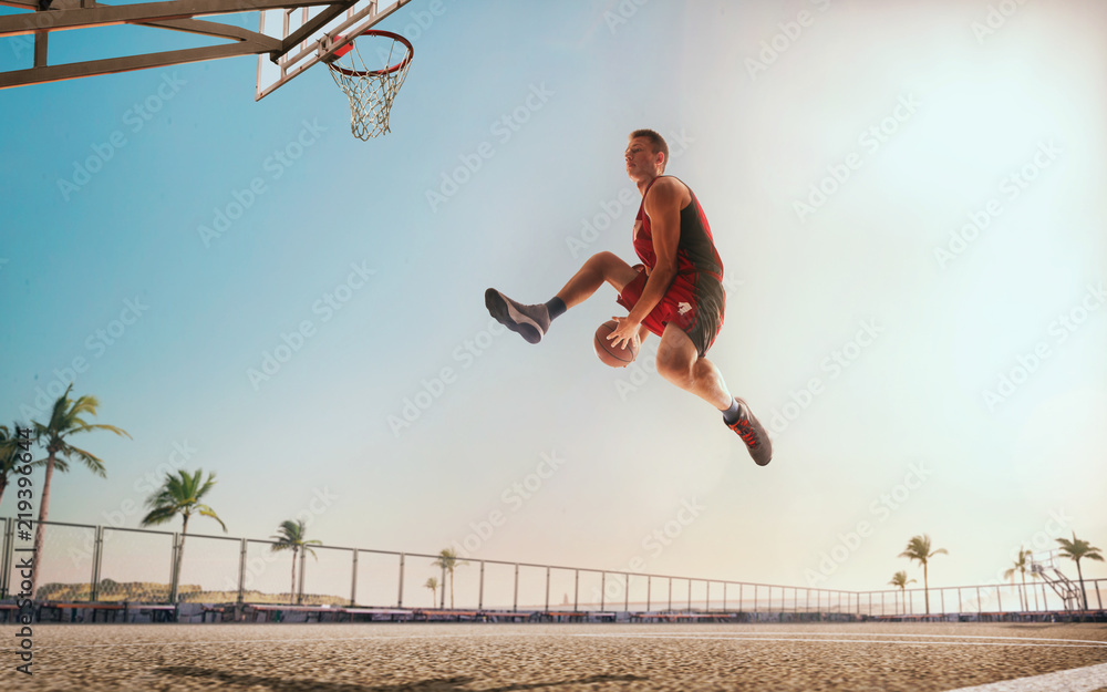 街球。篮球运动员在日落时的动作。