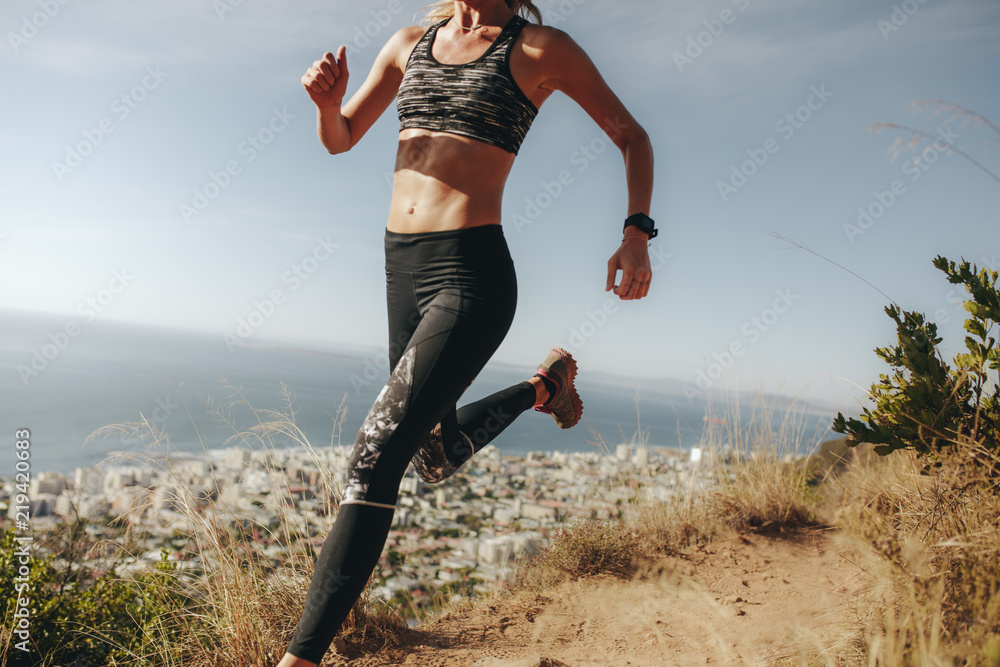 女运动员在岩石跑道上疾跑
