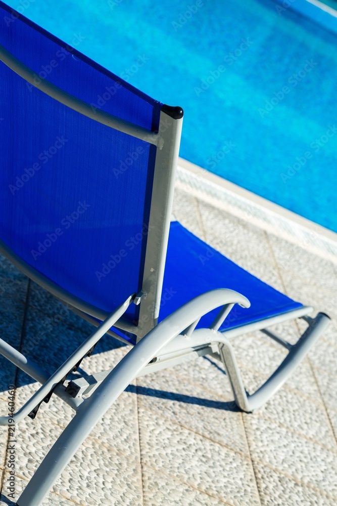 泳池边的蓝色泳池椅