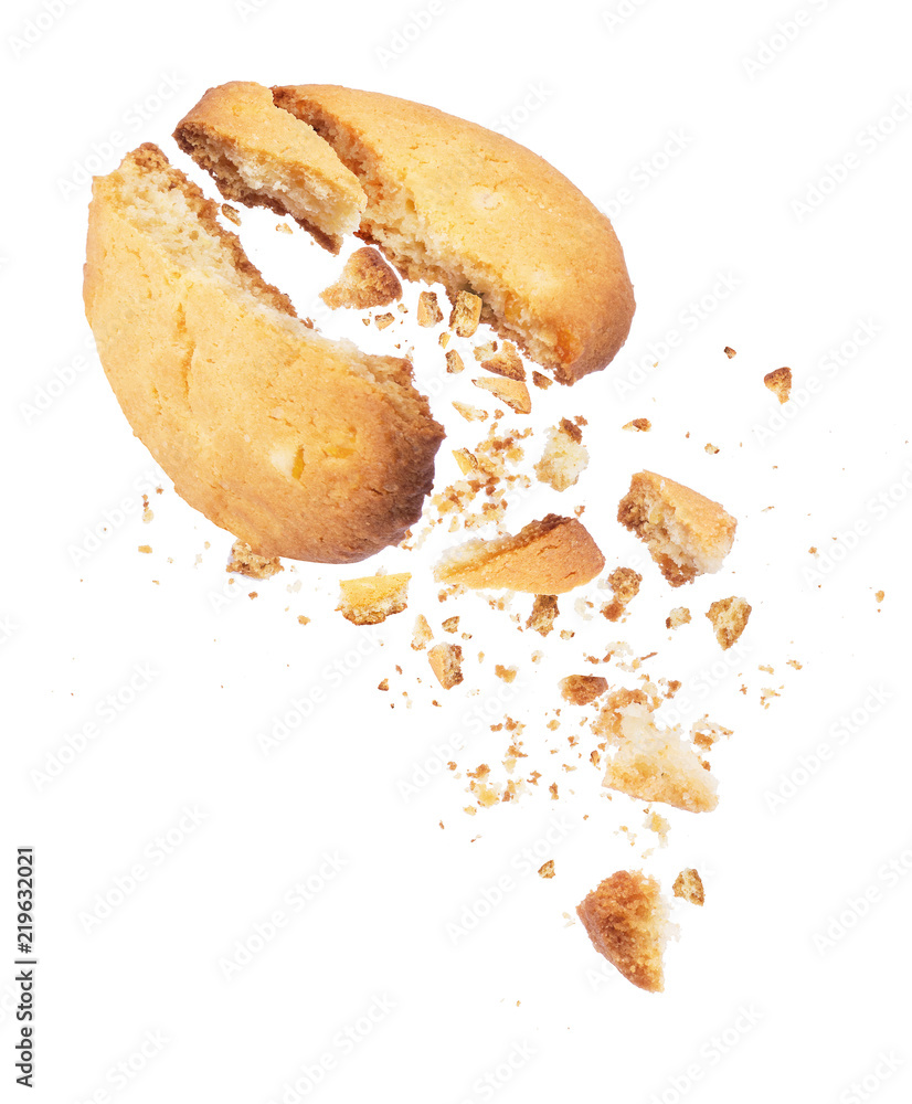 饼干碎成两半，面包屑掉下来，孤立在白色背景上