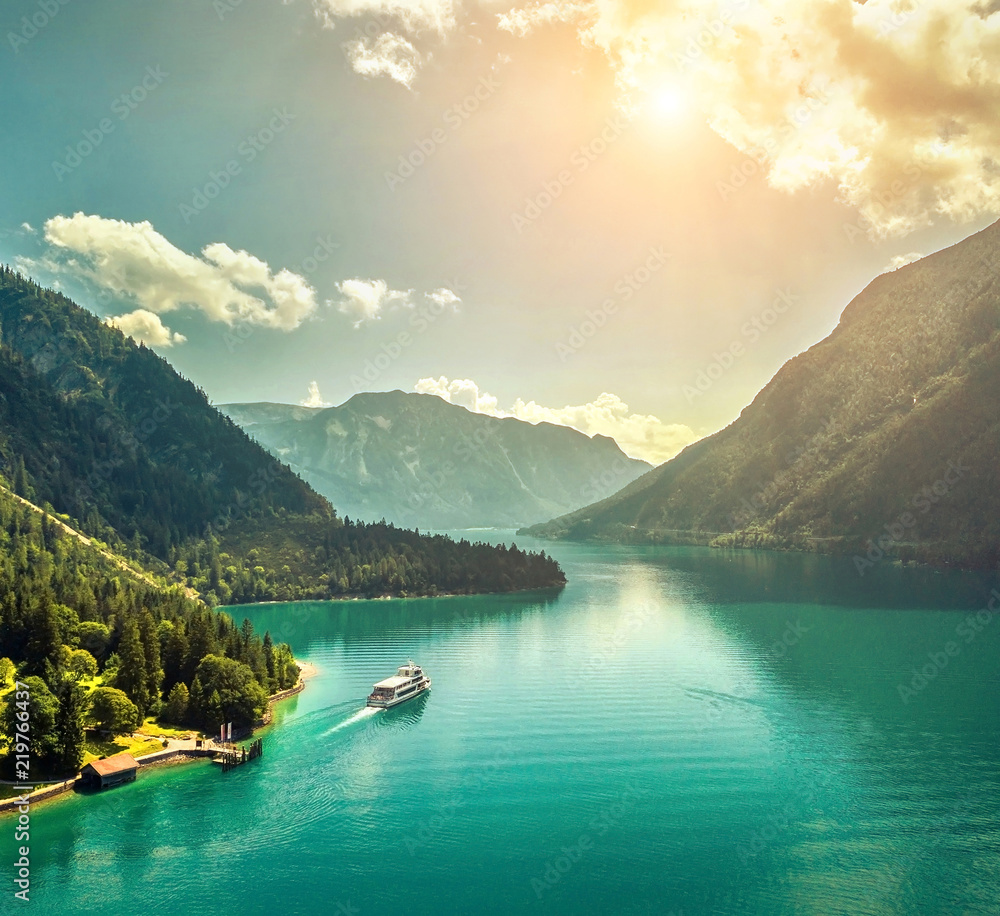 阿尔卑斯山山湖日出美景