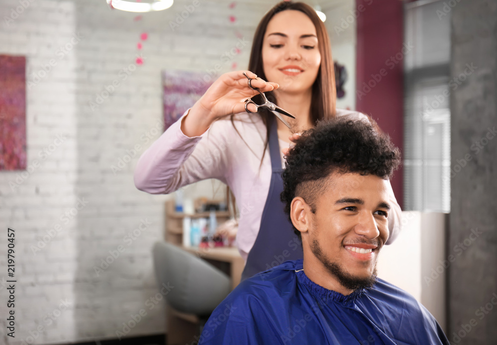专业理发师在美容院与客户合作
