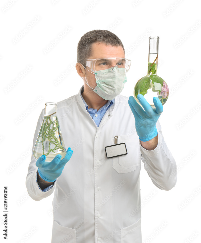 科学家拿着白底植物的测试瓶