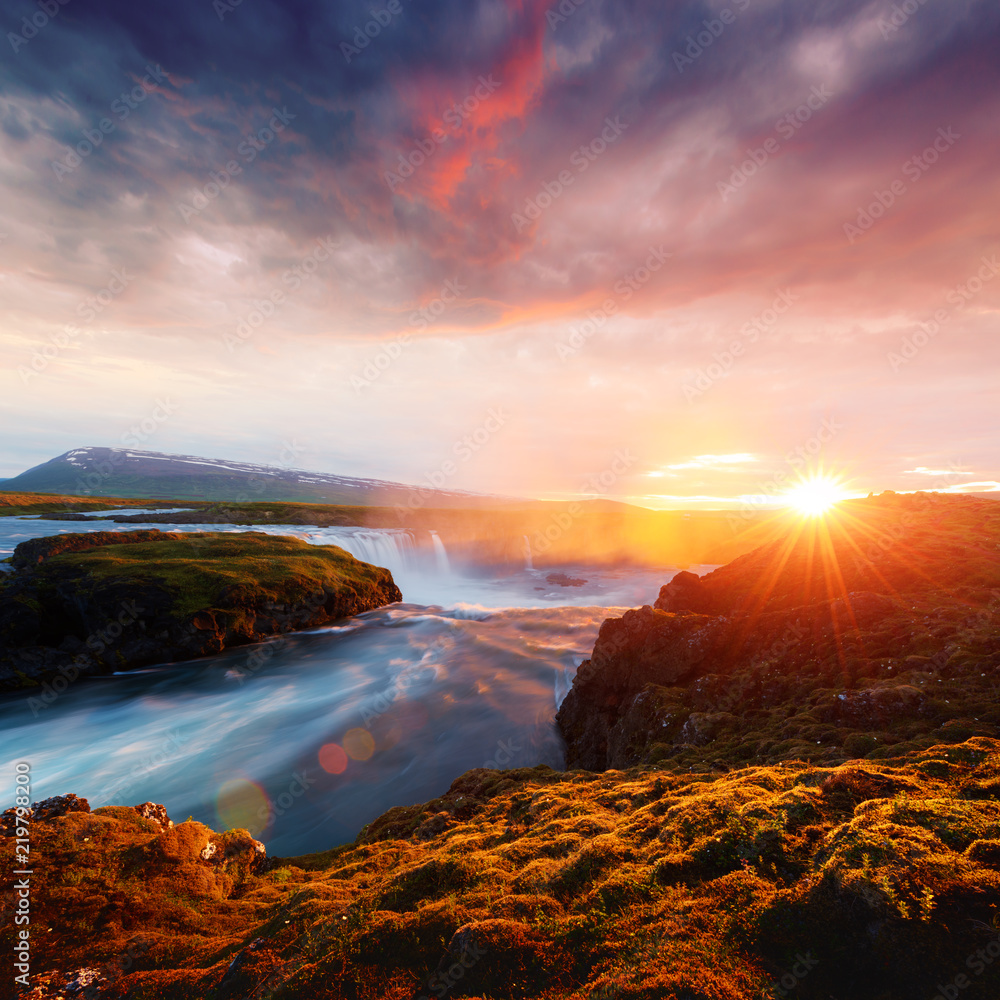 欧洲冰岛Skjalfandafljot河Godafoss瀑布上的多彩日出