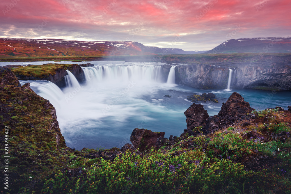 欧洲冰岛Skjalfandafljot河Godafoss瀑布上的彩色日出