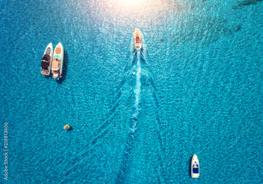 西班牙巴利阿里群岛海上的游艇。透明蓝色豪华漂浮船的鸟瞰图