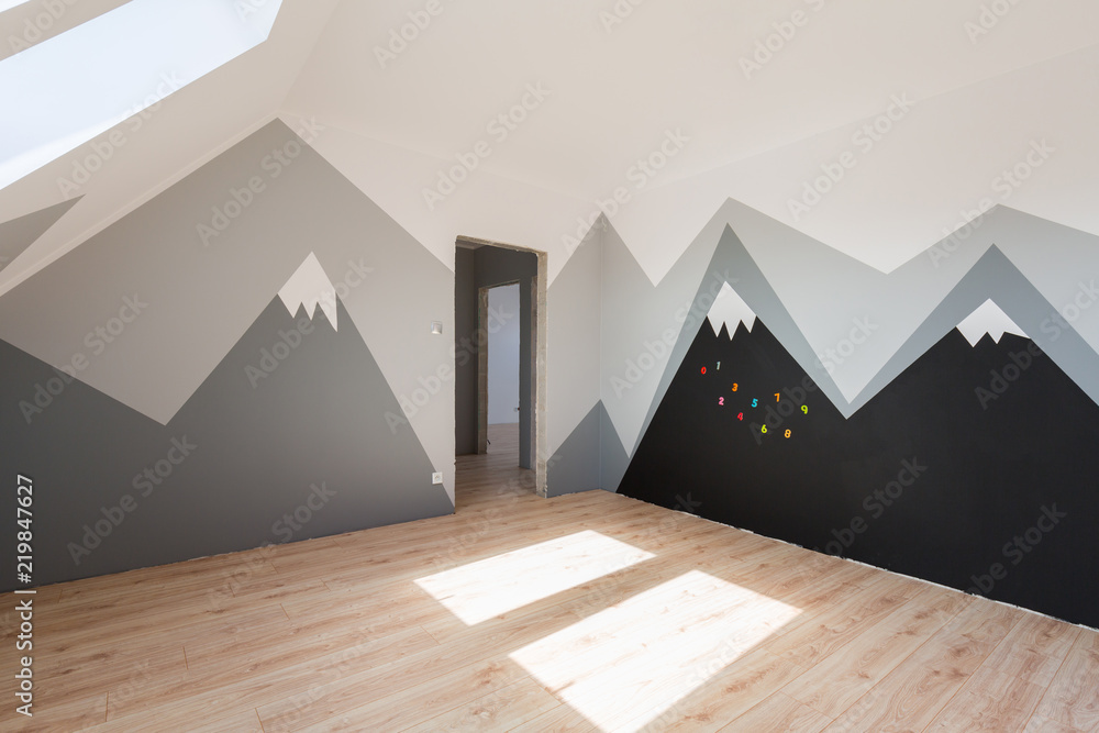 儿童卧室，采用山漆和新型层压地板