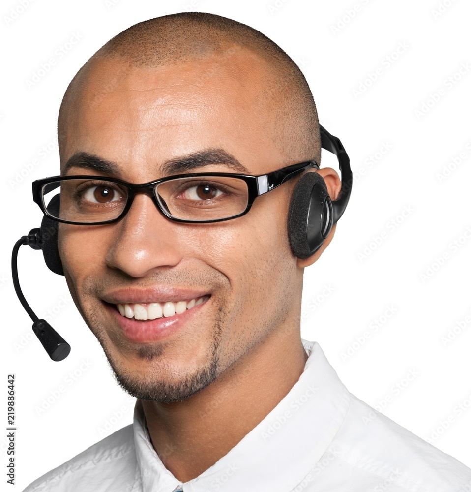 一个戴着耳机的微笑男子作为呼叫中心的肖像