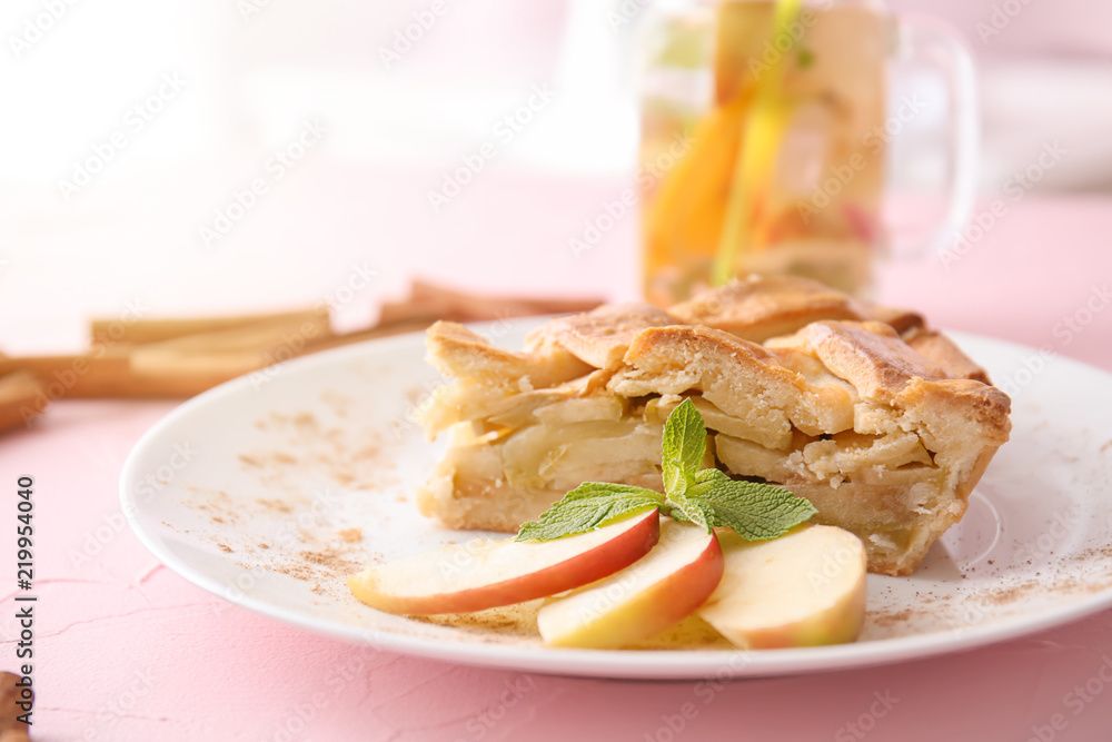 桌子上放着一块美味的苹果派，特写
