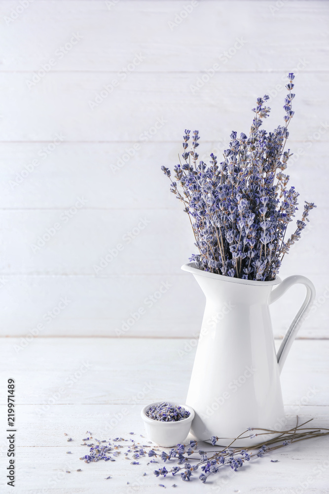 白色木桌上摆放着美丽的淡紫色花朵的投手