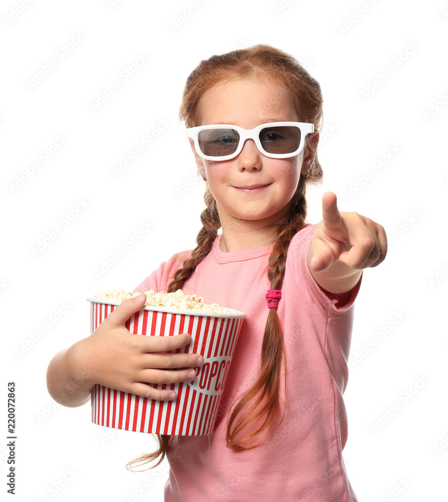可爱的小女孩拿着一杯爆米花在白色背景下看电影