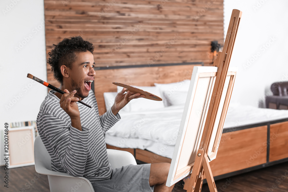 情绪化的非洲裔美国艺术家在家里绘画