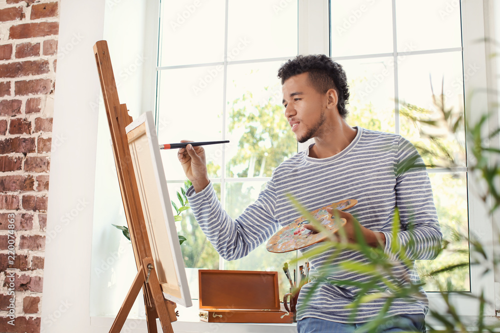 年轻的非裔美国艺术家在家里绘画