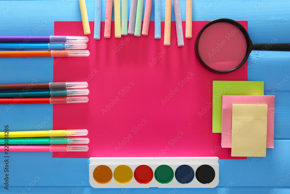 彩色木制背景的学校文具套装