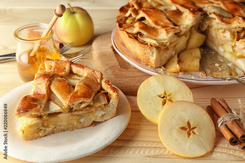 木桌上美味的苹果派