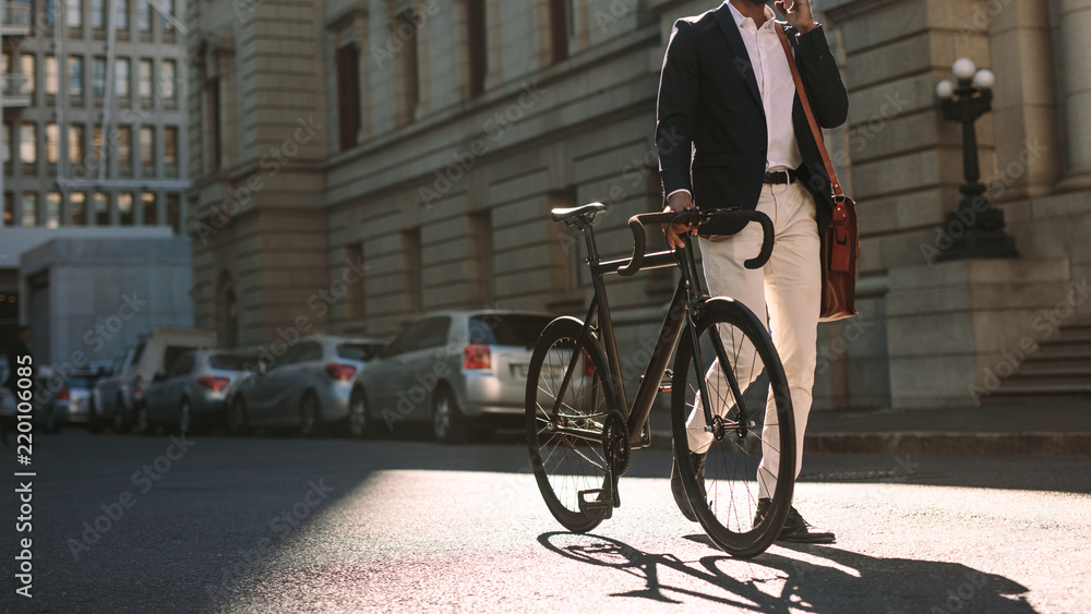 男子骑自行车上班用手机