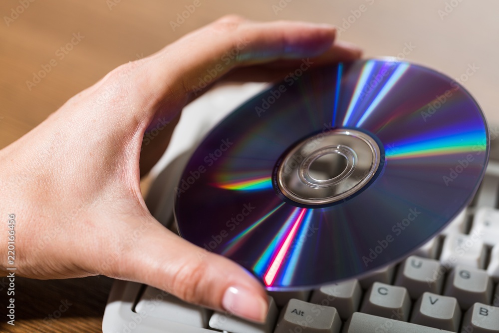 电脑键盘上的手持式CD/DVD