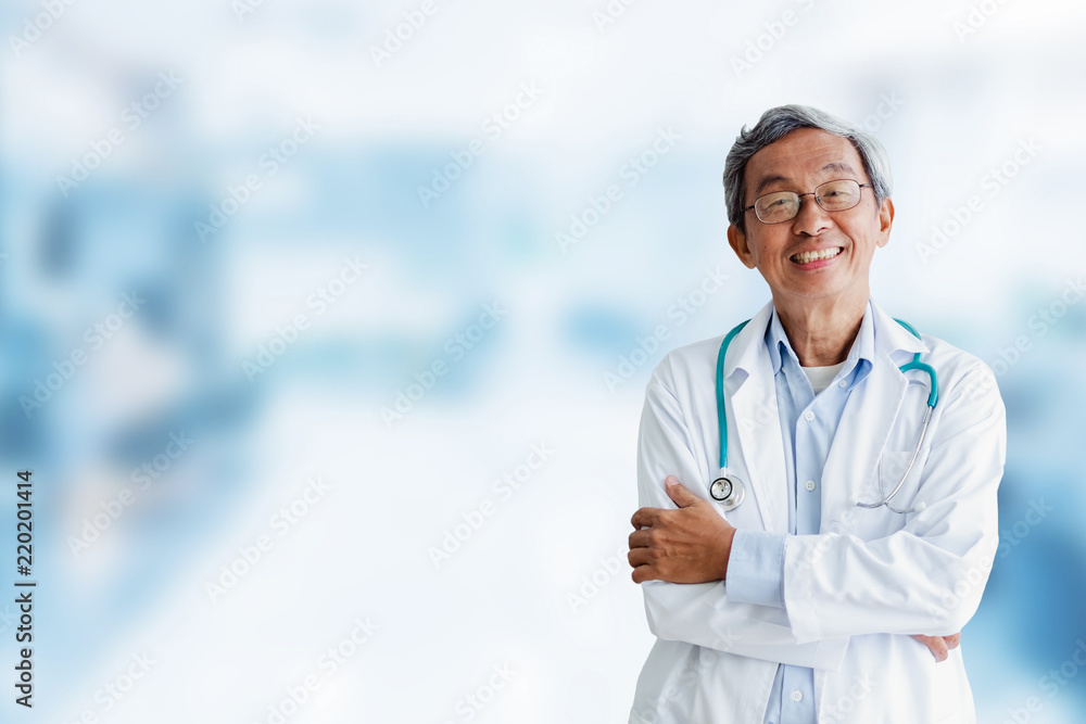 摄影背景下的资深亚洲医生肖像，亚洲医学概念