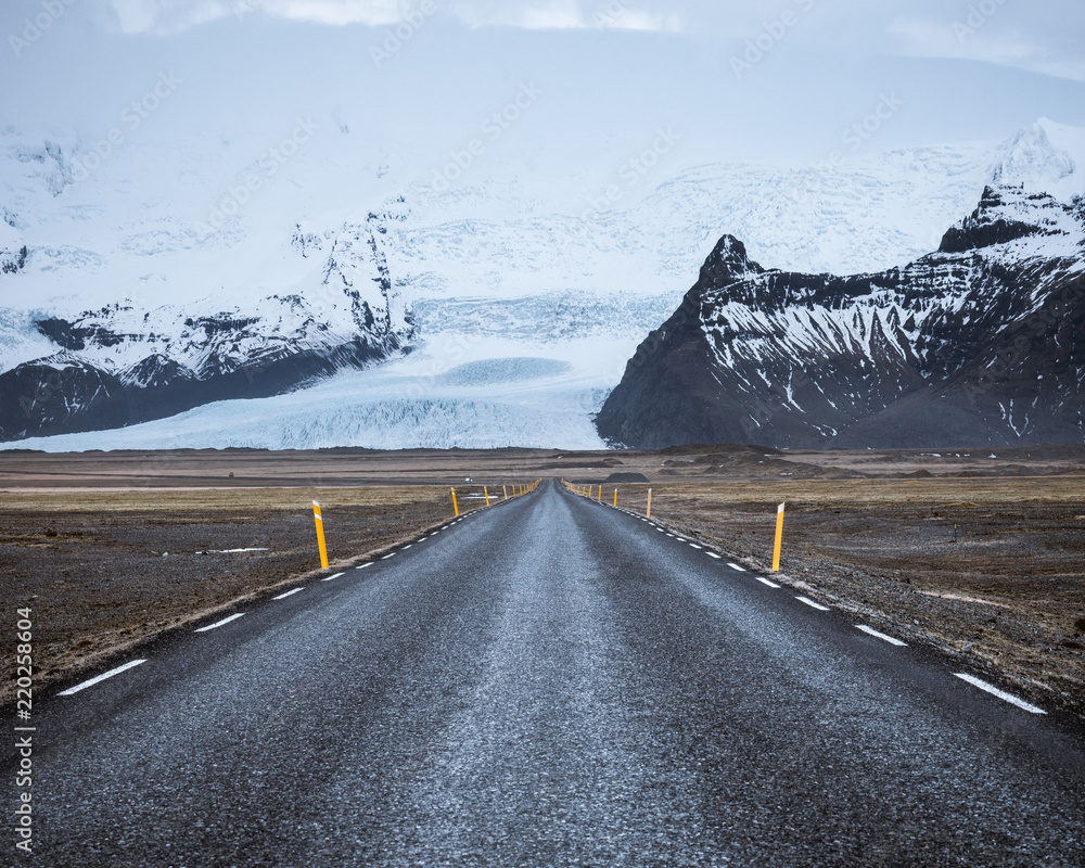 通往广阔开阔景观中的冰川和山脉的道路