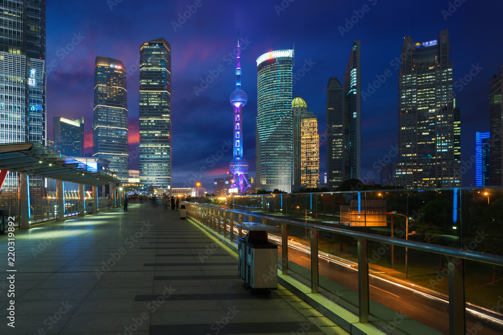 中国上海，夜晚的上海陆家嘴摩天大楼金融区。