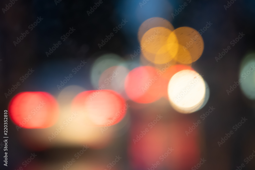 城市的Bokeh夜灯作为背景。美丽的圆圈闪烁着圣诞快乐和新年快乐