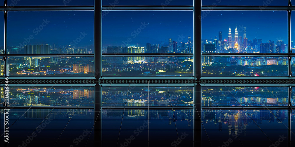 现代空旷干净的办公室内部，玻璃窗和城市天际线背景，夜景