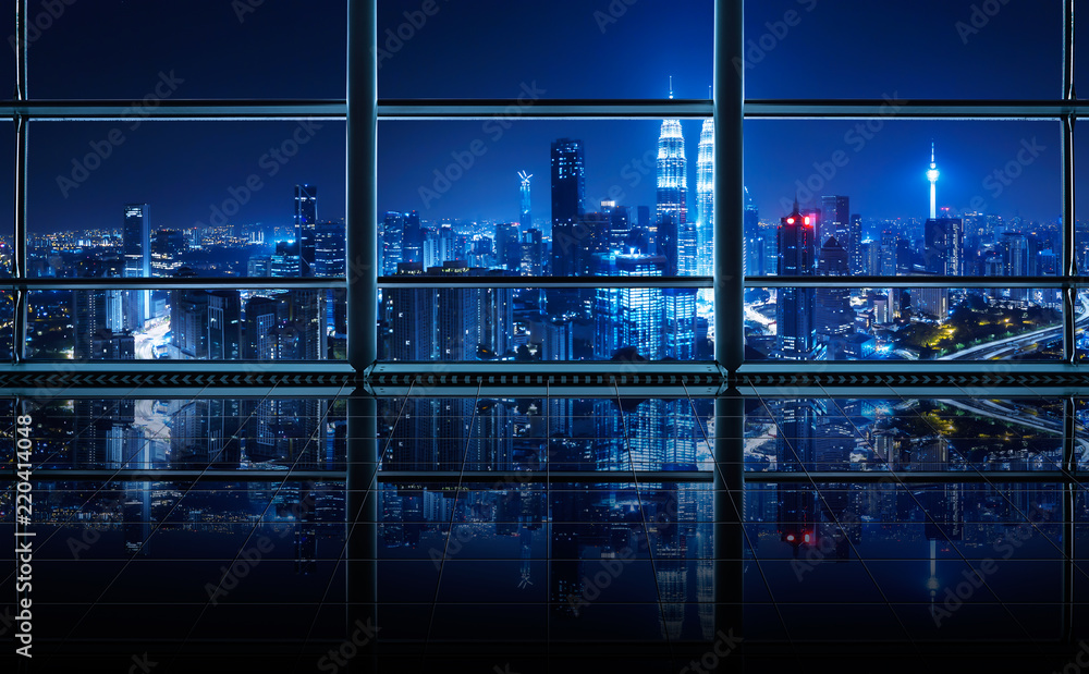 现代空荡荡的办公室内部，玻璃窗和城市天际线背景，夜景