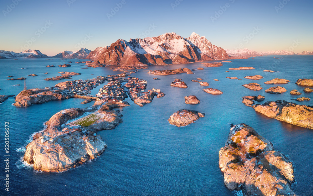 挪威罗弗滕群岛鸟瞰图。日落时的山脉和大海。来自