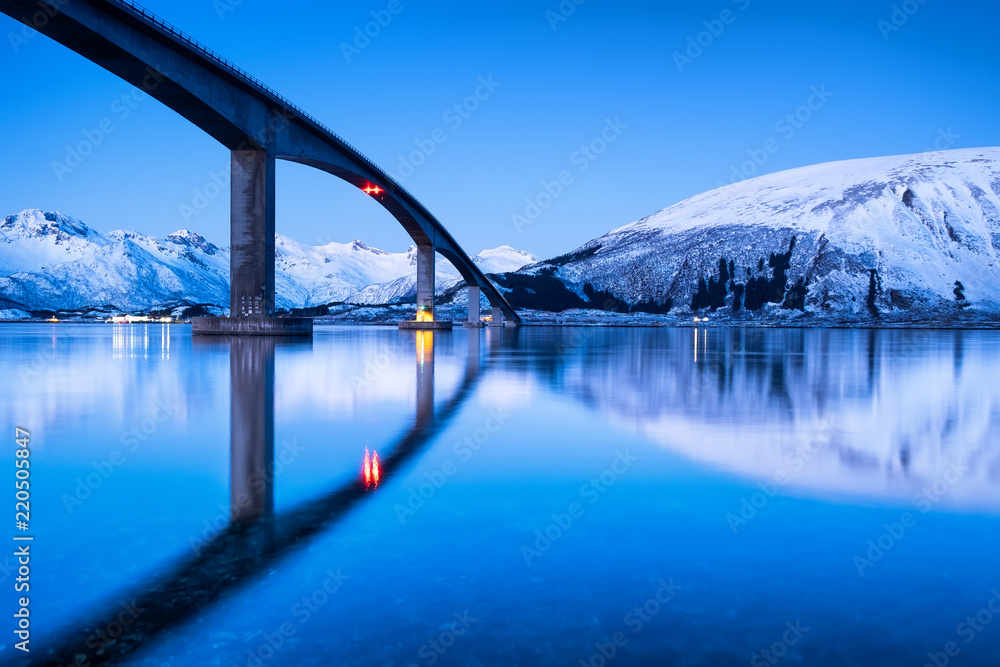 水面上的桥梁和倒影。挪威罗弗敦群岛的自然景观。Archit