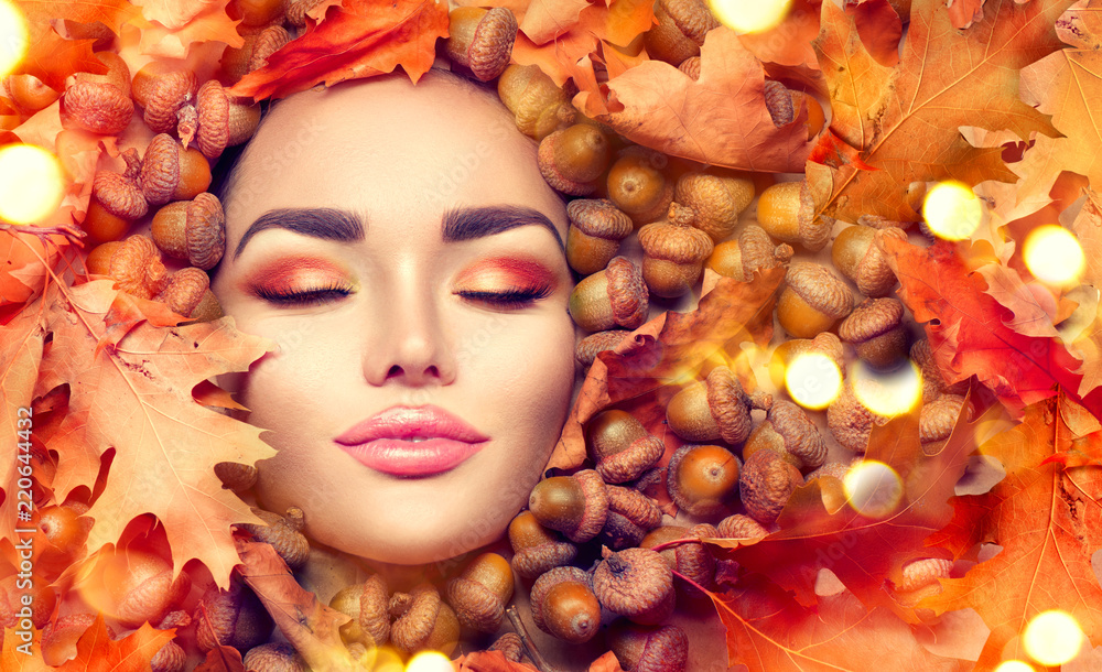 秋天的女人化妆。美丽的秋天模特女孩脸部肖像，带有明亮的黄色、红色和橙色co