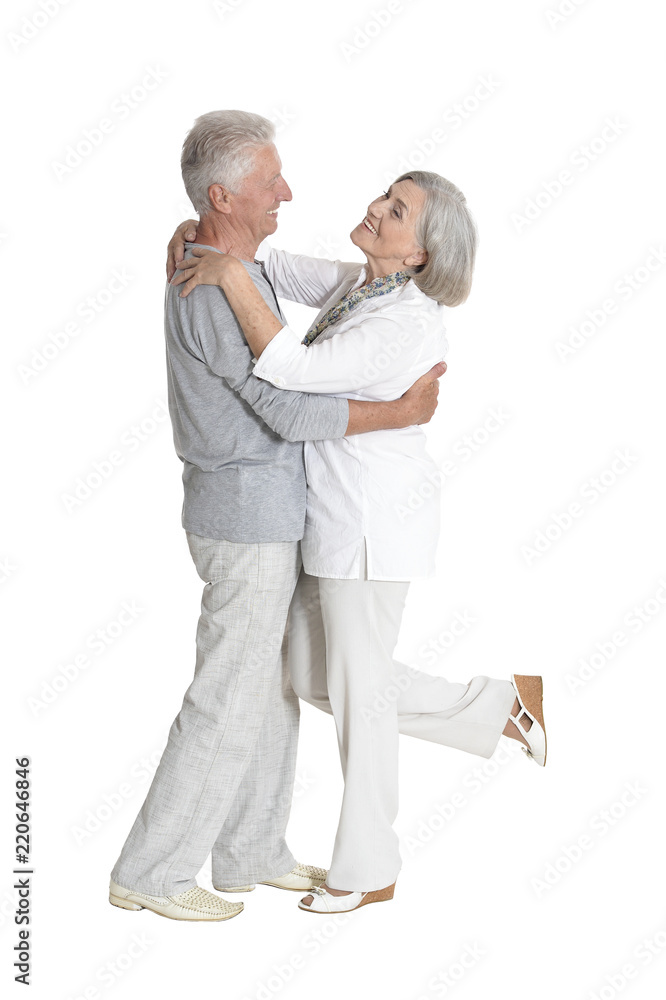 一对老年夫妇在白色背景下跳舞的肖像
