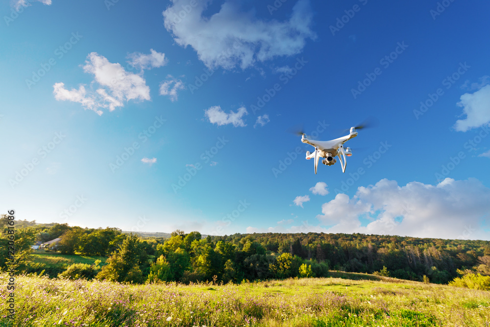 白色无人机摄像头特写。无人机四旋翼机正在飞行