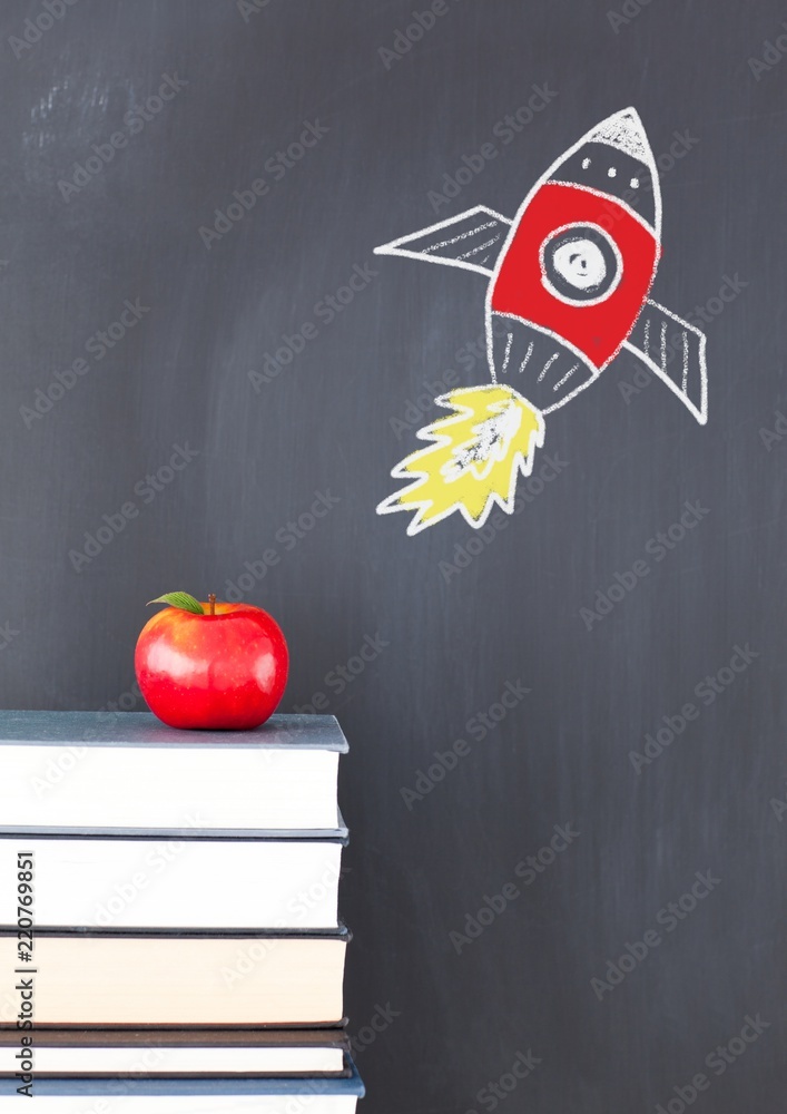 用苹果和书在黑板上发射火箭