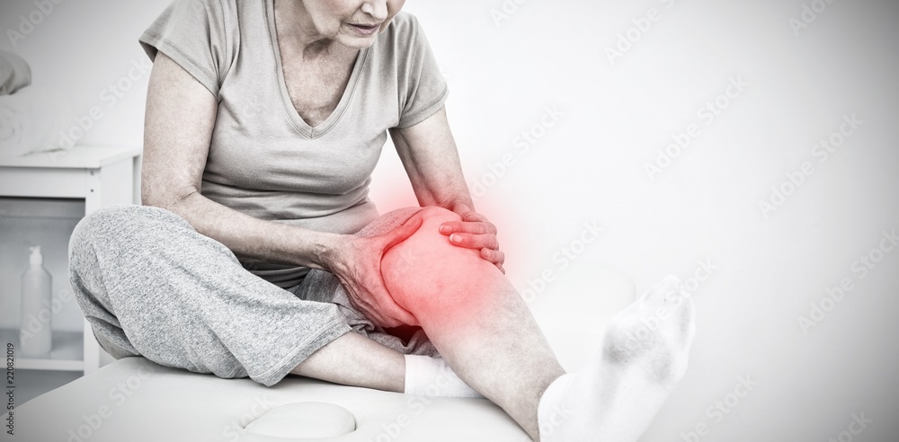 一位资深女性双手放在疼痛的膝盖上的合成图像