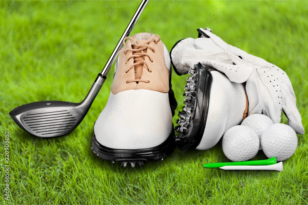 一双带手套、球、T恤和高尔夫球杆的高尔夫鞋