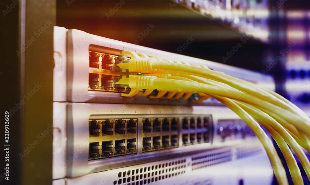 技术计算机网络，电信以太网电缆连接到互联网交换机。