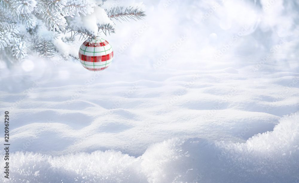 冬季自然圣诞淡蓝色风景背景，带有复制空间。f中的雪堆